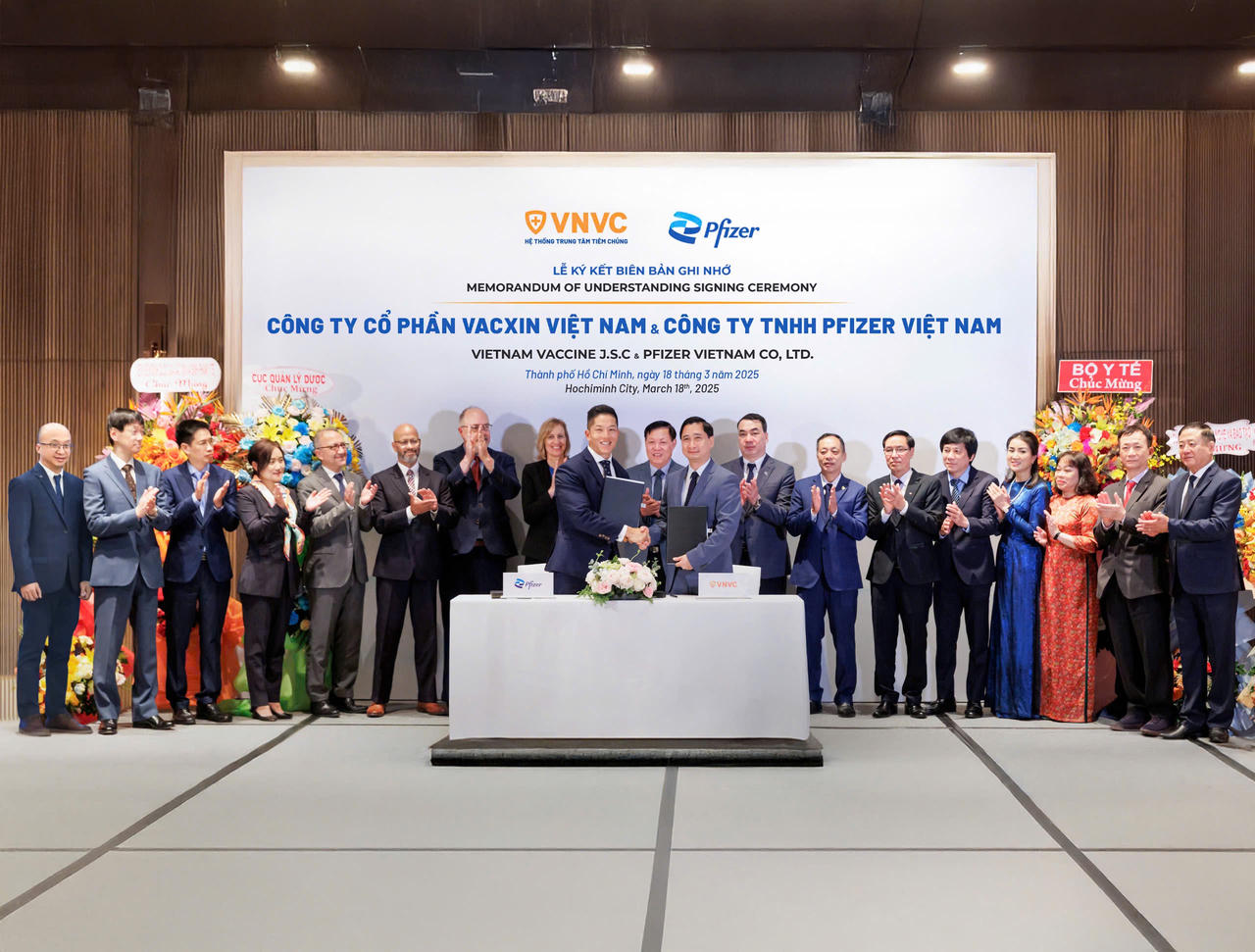 Ng&agrave;y 18/3/2025, VNVC v&agrave; Pfizer Việt Nam k&yacute; thỏa thuận hợp t&aacute;c về chia sẻ kiến thức sản xuất vắc xin tại Nh&agrave; m&aacute;y Vắc xin v&agrave; Sinh phẩm VNVC với sự chứng kiến của Thứ trưởng Bộ Y tế Đỗ Xu&acirc;n Tuy&ecirc;n, Tổng l&atilde;nh sự Hoa Kỳ tại TP HCM Susan Burns. Ảnh: VNVC