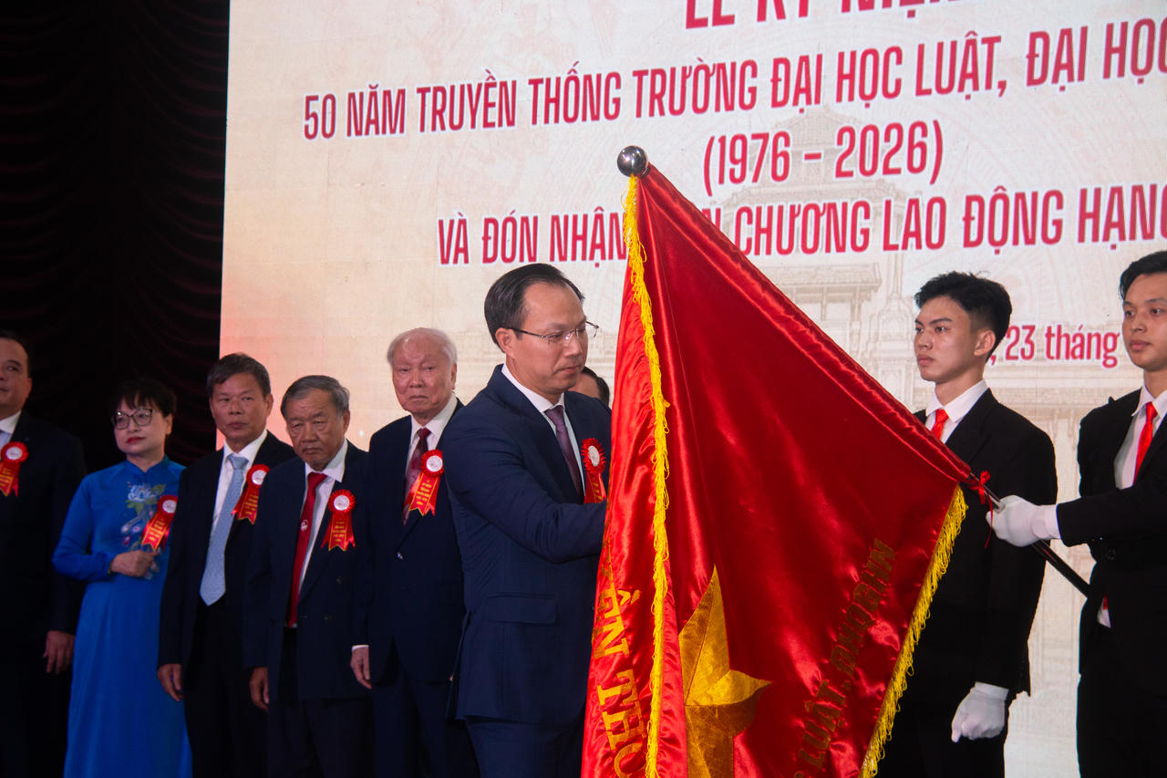 Thứ trưởng Bộ Gi&aacute;o dục v&agrave; Đ&agrave;o tạo Đo&agrave;n Trung Ki&ecirc;n gắn Hu&acirc;n chương Lao động hạng Nhất l&ecirc;n l&aacute; cờ truyền thống của Nh&agrave; trường.