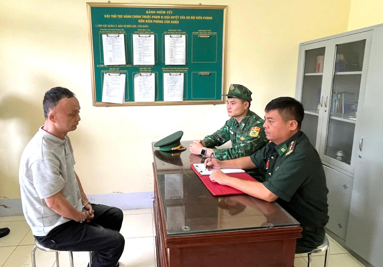 Đối tượng Lưu Tr&iacute; Qu&acirc;n tại Đ&ocirc;̀n Bi&ecirc;n phòng Cửa khẩu quốc tế L&agrave;o Cai (Ảnh B&ocirc;̣ đ&ocirc;̣i Bi&ecirc;n phòng tỉnh Lào Cai).