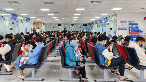 Tại Việt Nam, VNVC triển khai ti&ecirc;m nhiều vắc xin quan trọng của Pfizer như phế cầu, RSV, n&atilde;o m&ocirc; cầu&hellip; Ảnh: VNVC