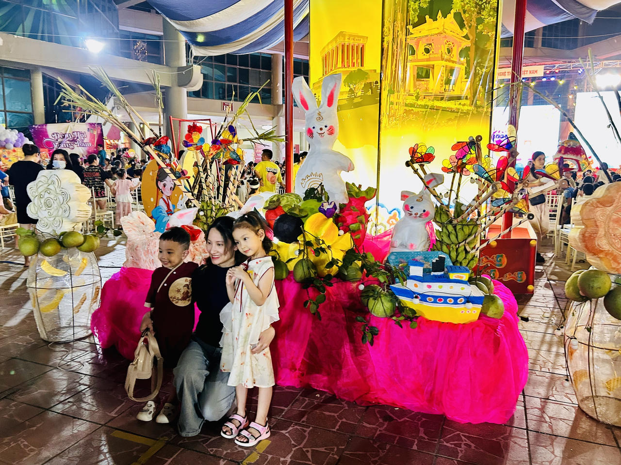 Chụp ảnh kỷ niệm b&ecirc;n m&acirc;m ngũ quả, đ&egrave;n k&eacute;o qu&acirc;n (Ảnh: Th&ugrave;y Dương).