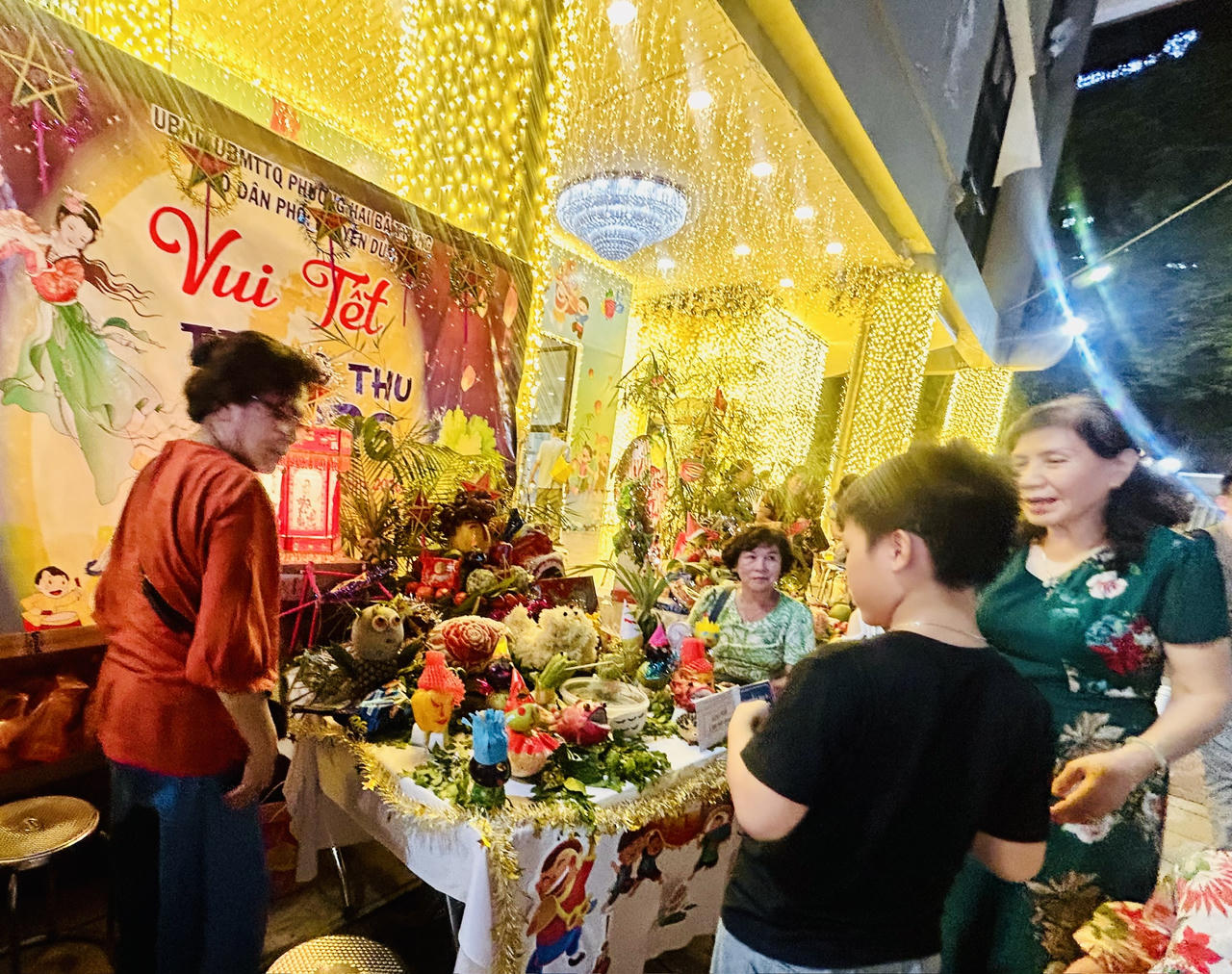 Hội thi 'B&agrave;y m&acirc;m cỗ Trung thu' (Ảnh: Th&ugrave;y Dương).