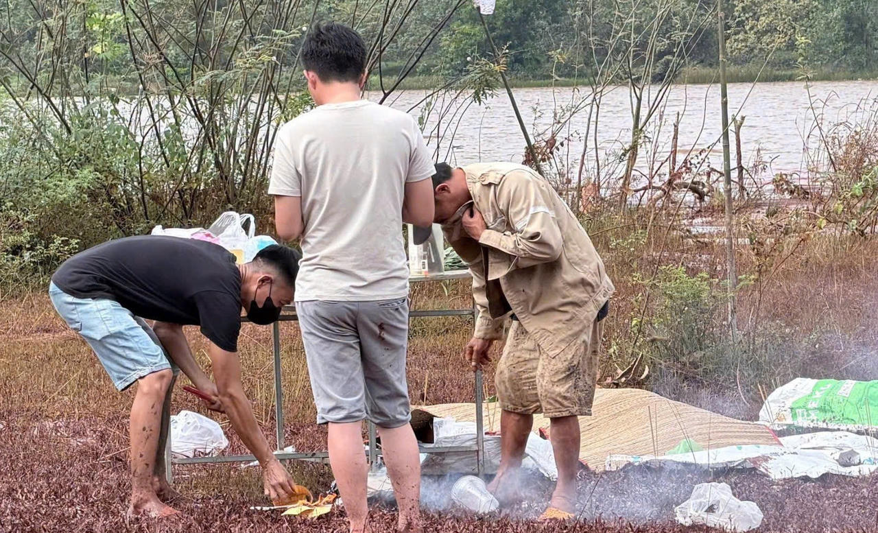 Sau hơn 40 giờ t&igrave;m kiếm, lực lượng chức năng đ&atilde; t&igrave;m thấy thi thể nạn nh&acirc;n trong vụ &ocirc; t&ocirc; bị nước cuốn tr&ocirc;i. Ảnh: DK
