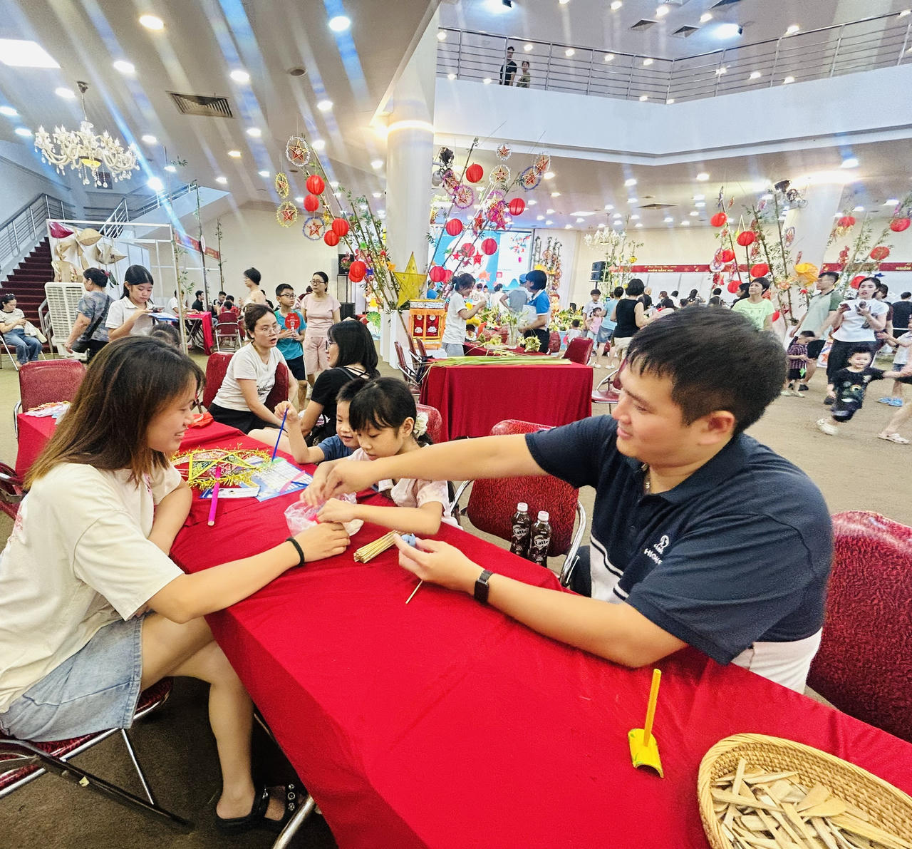 Cha mẹ hướng dẫn c&aacute;c con l&agrave;m đ&egrave;n &ocirc;ng sao (Ảnh: Th&ugrave;y Dương)