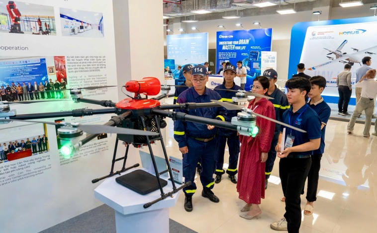 C&ocirc;ng ty CT UAV giới thiệu sản phẩm tại Triển l&atilde;m quốc tế Đổi mới s&aacute;ng tạo 2025. (Ảnh: MST)