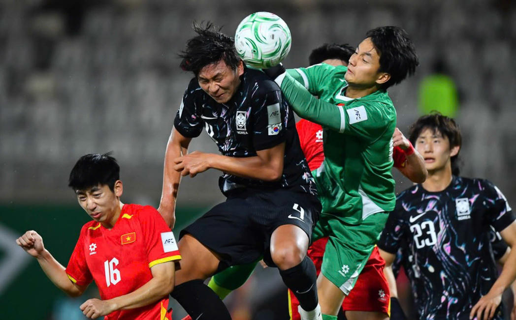 Thủ m&ocirc;n Văn B&igrave;nh qu&aacute; xuất sắc trong lần đầu bắt ch&iacute;nh tại VCK U23 ch&acirc;u &Aacute; 2026 trong trận gặp U23 H&agrave;n Quốc, lần n&agrave;y anh lại gặp họ. (Ảnh: AFC)
