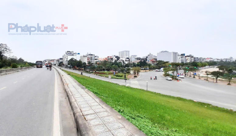 Đoạn đường đ&ecirc; Long Bi&ecirc;n - Xu&acirc;n Quan giao với đường Cổ Linh (Phường Bồ Đề) nơi dự &aacute;n Cầu Trần Hưng Đạo đang thi c&ocirc;ng. (Ảnh: Như Minh).