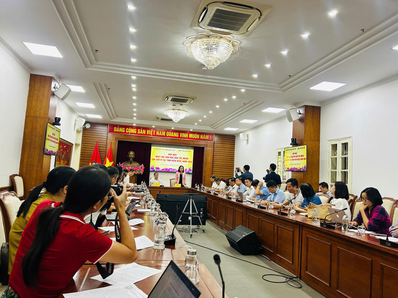Quang cảnh họp b&aacute;o th&ocirc;ng tin về Ng&agrave;y hội Văn h&oacute;a d&acirc;n tộc M&ocirc;ng lần thứ IV tại tỉnh Điện Bi&ecirc;n, năm 2026 (Ảnh: Th&ugrave;y Dương).