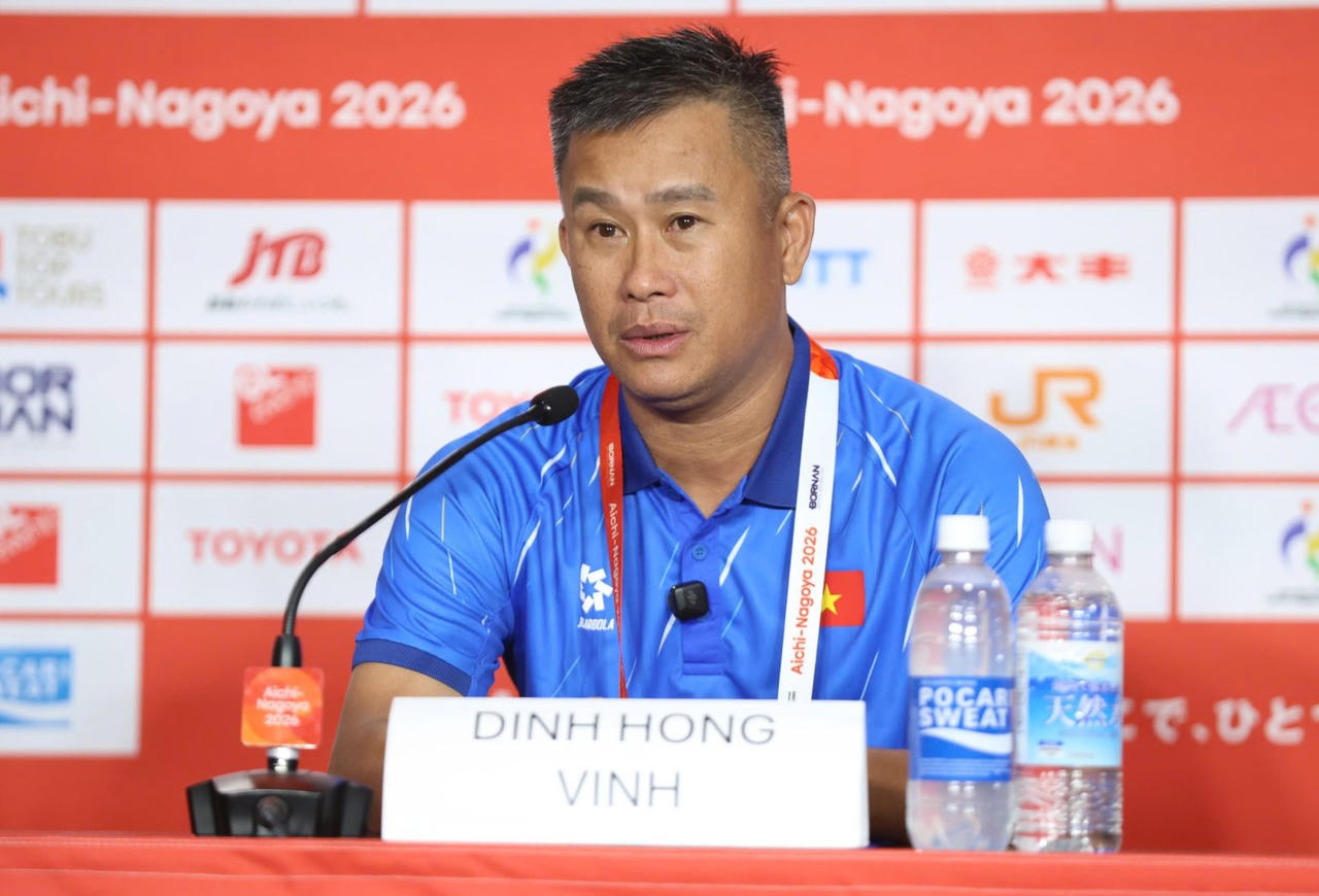 HLV Đinh Hồng Vinh của đội tuyển U23 Việt Nam tại ASIAD 20 (Ảnh: VFF)