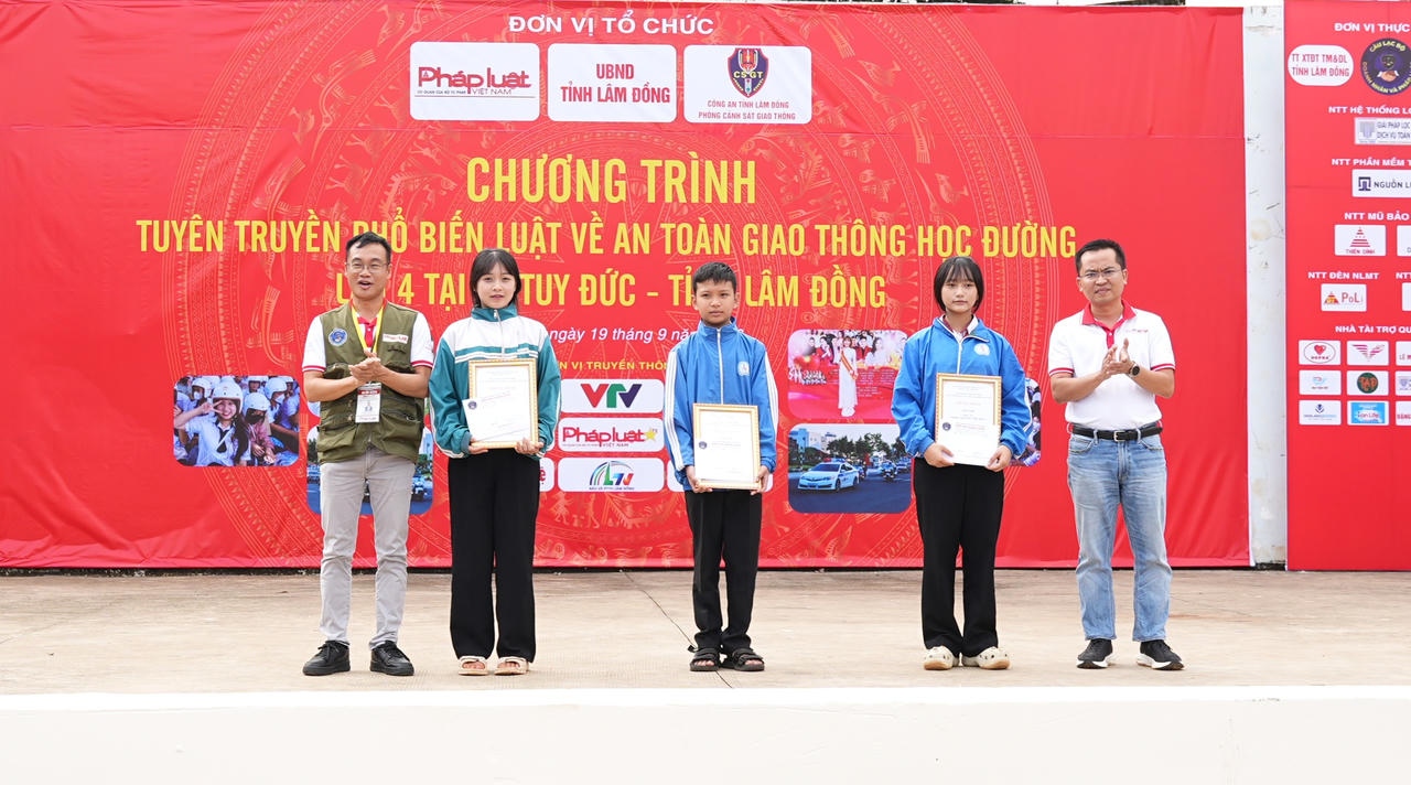 Nhìn lại hành trình Caravan Báo Pháp Luật Việt Nam lần thứ IV: Từ những cung đường đến ánh sáng nơi biên giới