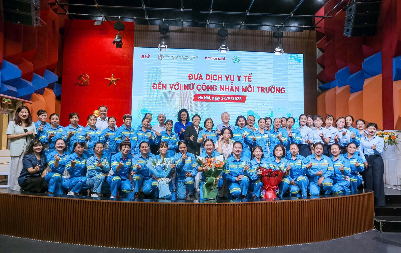 C&aacute;c đại biểu chụp ảnh lưu niệm.