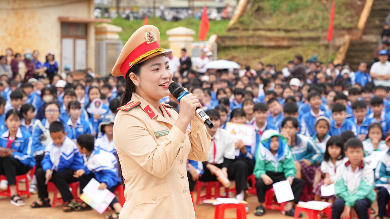 Trung t&aacute; Đặng Thị Phương Thanh, Ph&oacute; đội trưởng Đội trưởng Ph&ograve;ng CSGT c&ocirc;ng an tỉnh L&acirc;m Đồng trực tiếp hướng dẫn