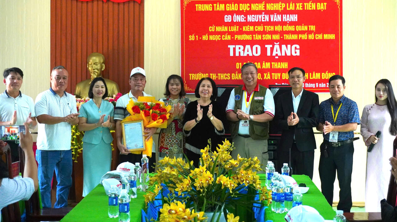 Trung t&acirc;m Gi&aacute;o dục nghề nghiệp L&aacute;i xe Tiến Đạt trao tặng một bộ loa &acirc;m thanh cho Trường TH&amp;amp;THCS Đắk B&uacute;k So.
