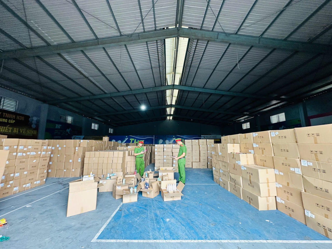 Cơ quan c&ocirc;ng an thu giữ c&aacute;c tang vật trong vụ &aacute;n (Ảnh: CA Thanh H&oacute;a).