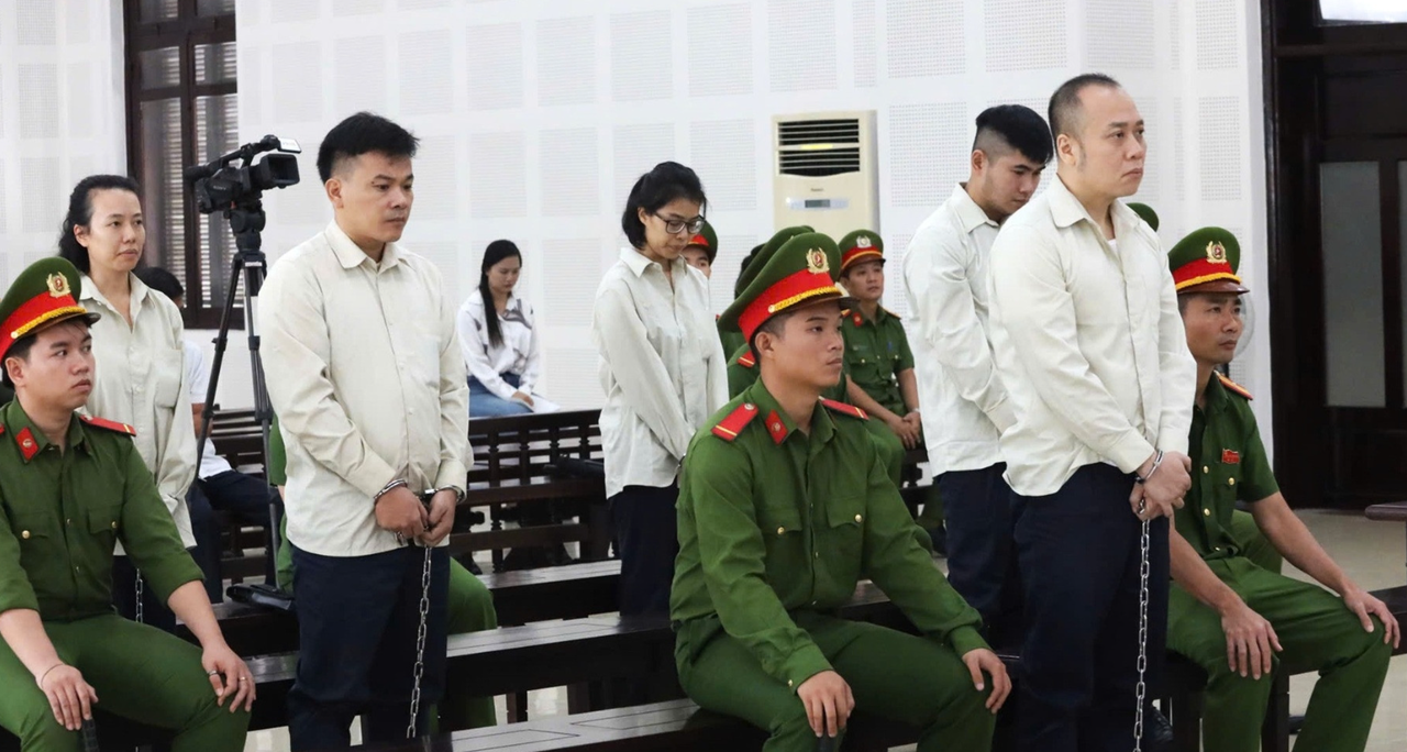 C&aacute;c bị c&aacute;o tại phi&ecirc;n t&ograve;a. (Ảnh: Tấn Việt)
