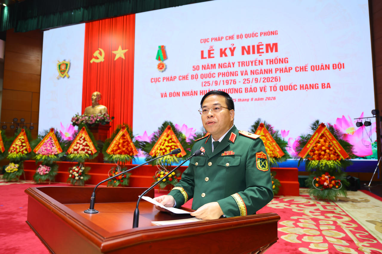 Thiếu tướng Nguyễn Việt Dũng, Cục trưởng Cục Ph&aacute;p chế Bộ Quốc ph&ograve;ng ph&aacute;t biểu tại chương tr&igrave;nh. Ảnh: Ngọc Nga