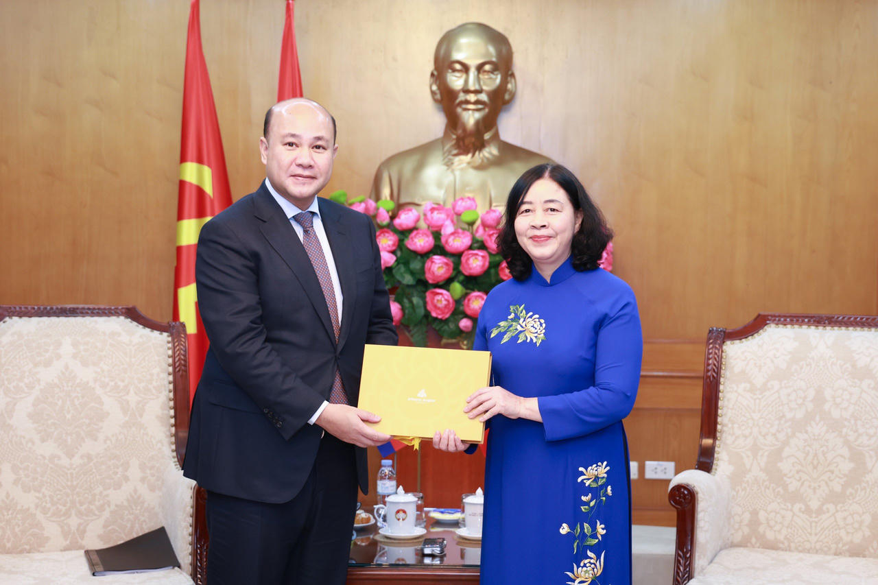 B&agrave; B&ugrave;i Thị Minh Ho&agrave;i - Ủy vi&ecirc;n Bộ Ch&iacute;nh trị, B&iacute; thư Trung ương Đảng, B&iacute; thư Đảng ủy MTTQ, c&aacute;c đo&agrave;n thể Trung ương, Chủ tịch Ủy ban Trung ương MTTQ Việt Nam nhận qu&agrave; lưu niệm từ &ocirc;ng Hun Many, Ph&oacute; Thủ tướng Ch&iacute;nh phủ, Bộ trưởng Bộ Dịch vụ c&ocirc;ng, Chủ tịch Hội Li&ecirc;n hiệp thanh ni&ecirc;n Campuchia