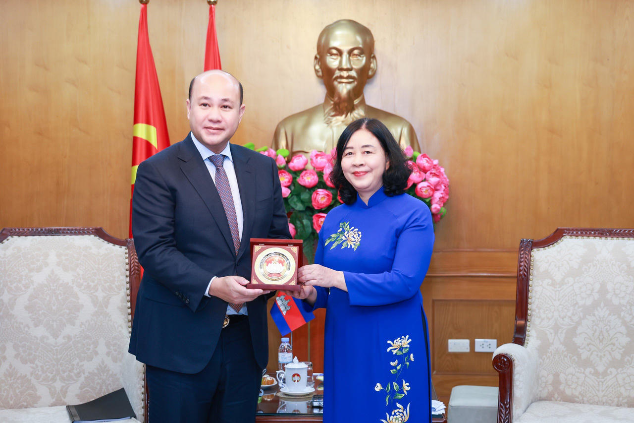 B&agrave; B&ugrave;i Thị Minh Ho&agrave;i - Ủy vi&ecirc;n Bộ Ch&iacute;nh trị, B&iacute; thư Trung ương Đảng, B&iacute; thư Đảng ủy MTTQ, c&aacute;c đo&agrave;n thể Trung ương, Chủ tịch Ủy ban Trung ương MTTQ Việt Nam tặng qu&agrave; lưu niệm cho &ocirc;ng Hun Many, Ph&oacute; Thủ tướng Ch&iacute;nh phủ, Bộ trưởng Bộ Dịch vụ c&ocirc;ng, Chủ tịch Hội Li&ecirc;n hiệp thanh ni&ecirc;n Campuchia.