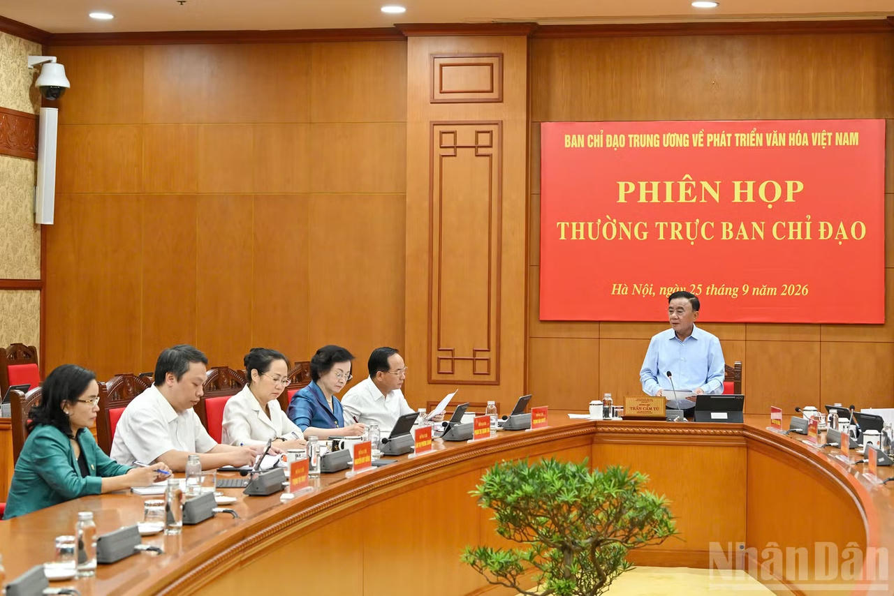 Thường trực Ban B&iacute; thư Trần Cẩm T&uacute; đề nghị cần kịp thời ho&agrave;n thiện c&aacute;c dự &aacute;n luật, cơ chế, ch&iacute;nh s&aacute;ch c&ograve;n đang x&acirc;y dựng, trước hết l&agrave; Luật Ph&aacute;t triển c&ocirc;ng nghiệp văn h&oacute;a v&agrave; c&aacute;c văn bản c&oacute; li&ecirc;n quan. Ảnh: nhandan.vn