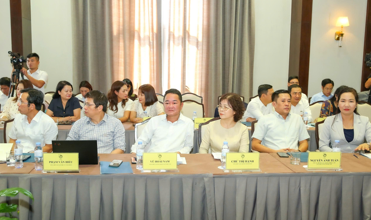 Tiến sĩ Vũ Ho&agrave;i Nam &ndash; Tổng Bi&ecirc;n tập B&aacute;o Ph&aacute;p luật Việt Nam (thứ 3 từ tr&aacute;i sang) tại Diễn đ&agrave;n. (Ảnh: C&ocirc;ng Hoan)