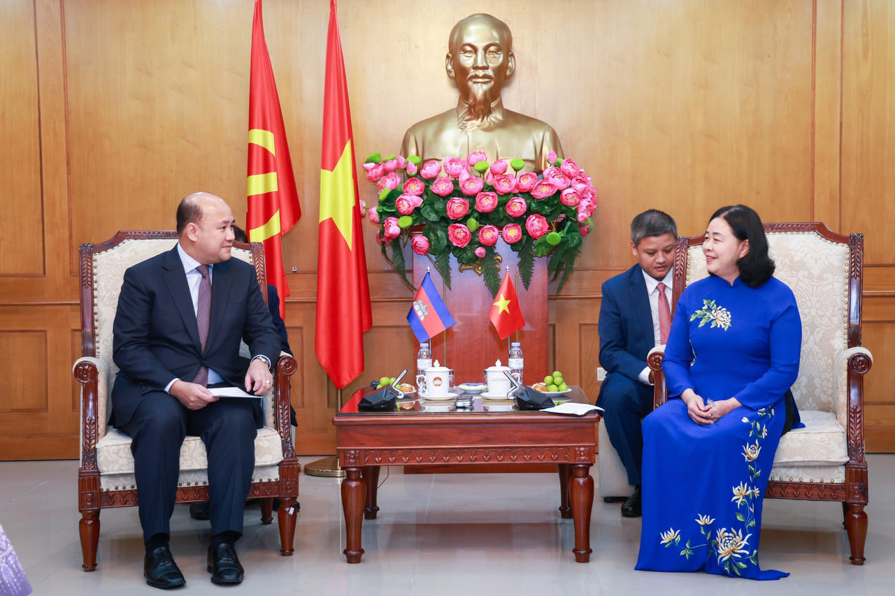 B&agrave; B&ugrave;i Thị Minh Ho&agrave;i - Ủy vi&ecirc;n Bộ Ch&iacute;nh trị, B&iacute; thư Trung ương Đảng, B&iacute; thư Đảng ủy MTTQ, c&aacute;c đo&agrave;n thể Trung ương, Chủ tịch Ủy ban Trung ương MTTQ Việt Nam trao đổi với &ocirc;ng Hun Many, Ph&oacute; Thủ tướng Ch&iacute;nh phủ, Bộ trưởng Bộ Dịch vụ c&ocirc;ng, Chủ tịch Hội Li&ecirc;n hiệp thanh ni&ecirc;n Campuchia.
