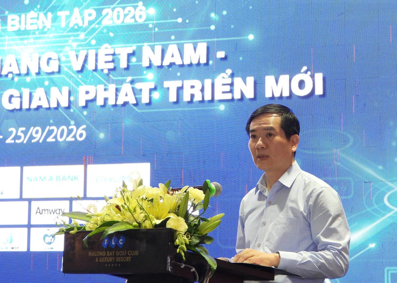 &Ocirc;ng Vũ Quyết Tiến - Ph&oacute; B&iacute; thư Th&agrave;nh ủy, Chủ tịch Ủy ban Mặt trận Tổ quốc th&agrave;nh phố Quảng Ninh ph&aacute;t biểu tại Diễn đ&agrave;n. (Ảnh: C&ocirc;ng Hoan)
