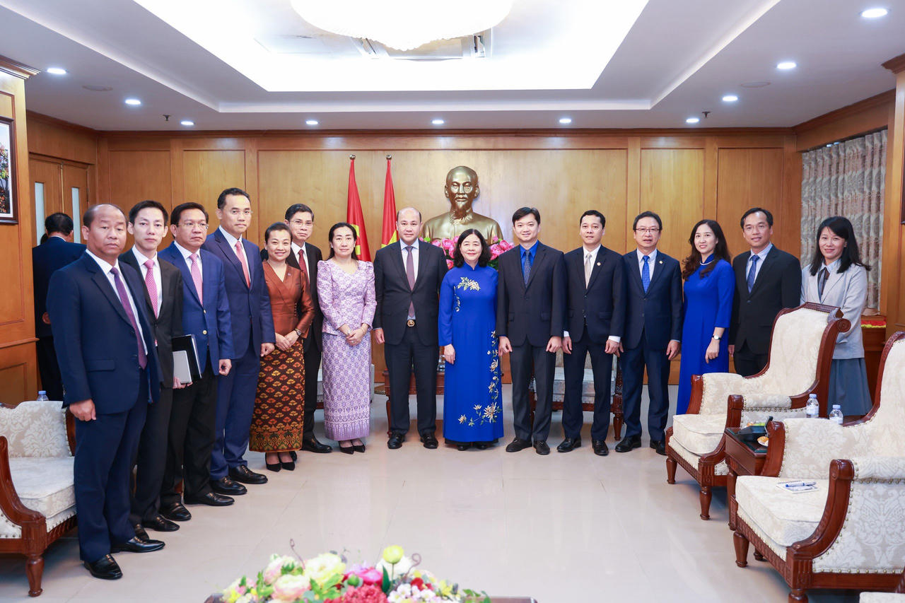 B&agrave; B&ugrave;i Thị Minh Ho&agrave;i - Ủy vi&ecirc;n Bộ Ch&iacute;nh trị, B&iacute; thư Trung ương Đảng, B&iacute; thư Đảng ủy MTTQ, c&aacute;c đo&agrave;n thể Trung ương, Chủ tịch Ủy ban Trung ương MTTQ Việt Nam chụp ảnh lưu niệm với &ocirc;ng Hun Many, Ph&oacute; Thủ tướng Ch&iacute;nh phủ, Bộ trưởng Bộ Dịch vụ c&ocirc;ng, Chủ tịch Hội Li&ecirc;n hiệp thanh ni&ecirc;n Campuchia.