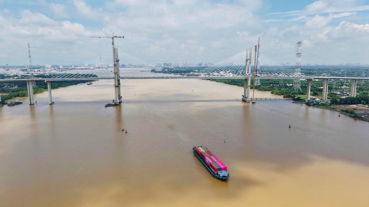 Hai trụ th&aacute;p c&ugrave;ng hệ thống 112 d&acirc;y văng của cầu Phước Kh&aacute;nh đ&atilde; ho&agrave;n thiện, nổi bật tr&ecirc;n s&ocirc;ng L&ograve;ng T&agrave;u. Ảnh: DK