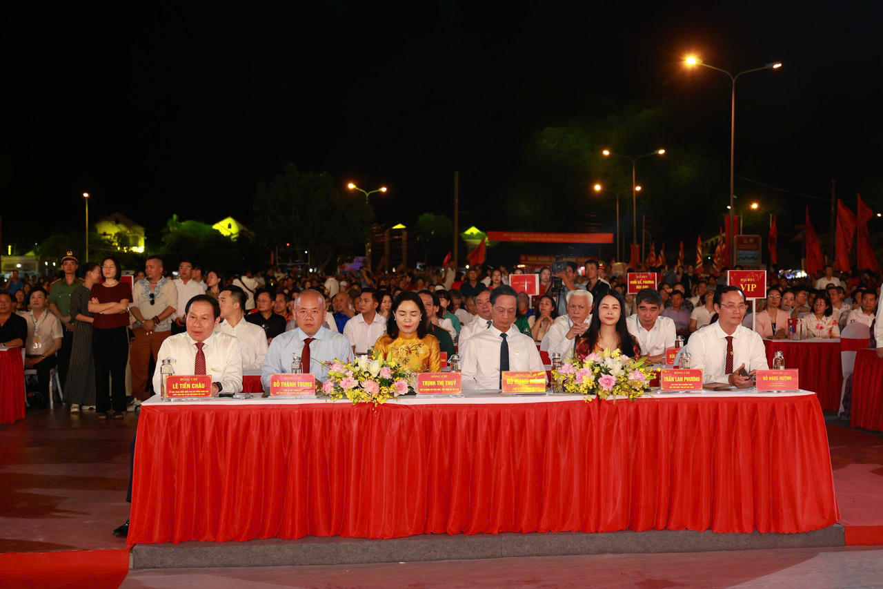 Ph&oacute; Thủ tướng Ch&iacute;nh phủ L&ecirc; Tiến Ch&acirc;u c&ugrave;ng l&atilde;nh đạo c&aacute;c ban, bộ, ng&agrave;nh v&agrave; th&agrave;nh phố Hải Ph&ograve;ng dự chương tr&igrave;nh (ảnh Nguyễn Gi&aacute;p CLB Nhiếp ảnh Hải Ph&ograve;ng)
