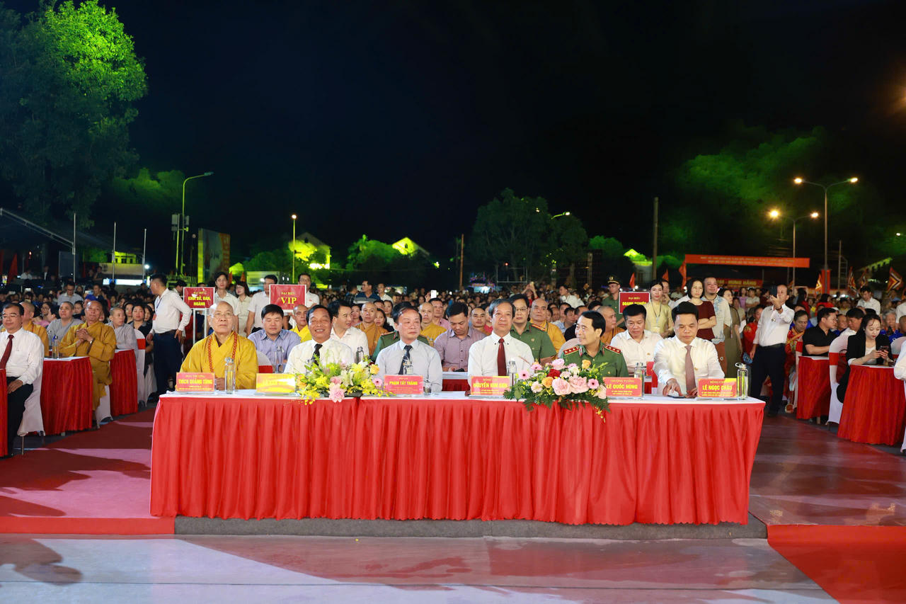 C&ugrave;ng dự chương tr&igrave;nh c&ograve;n c&oacute; đại diện l&atilde;nh đạo c&aacute;c ban, bộ, ng&agrave;nh, đo&agrave;n thể Trung ương v&agrave; l&atilde;nh đạo c&aacute;c tỉnh, th&agrave;nh phố (ảnh Nguyễn Gi&aacute;p CLB Nhiếp ảnh Hải Ph&ograve;ng)