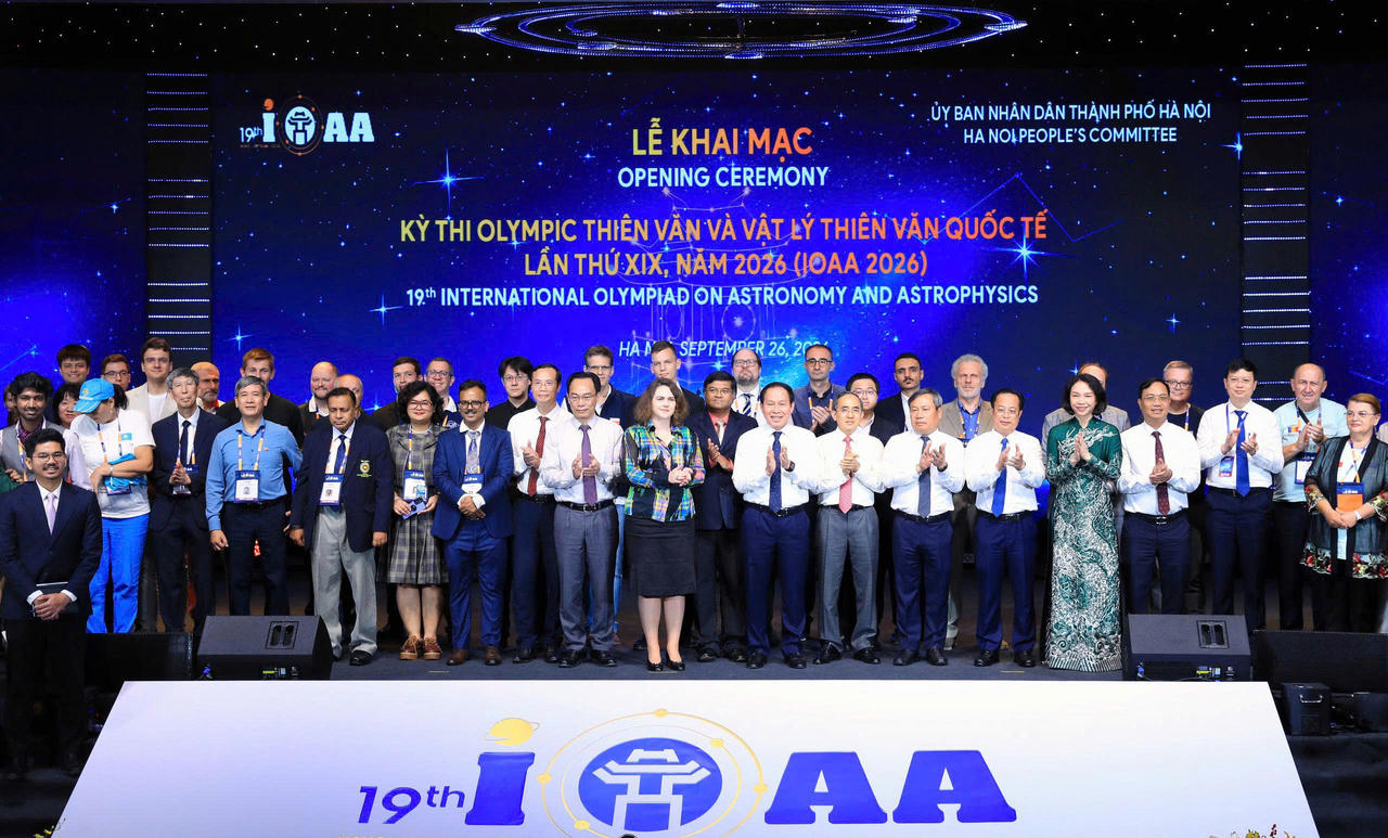 C&aacute;c đại biểu chụp ảnh lưu niệm tại Lễ khai mạc.