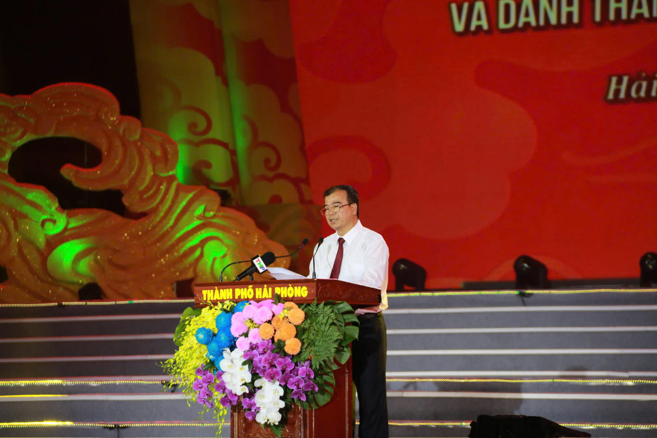 &Ocirc;ng Nguyễn Minh H&ugrave;ng, Ph&oacute; Chủ tịch UBND th&agrave;nh phố, Trưởng Ban Tổ chức Lễ hội C&ocirc;n Sơn - Kiếp Bạc m&ugrave;a thu năm 2026 đọc diễn văn khai hội (ảnh Nguyễn Gi&aacute;p CLB Nhiếp ảnh Hải Ph&ograve;ng)