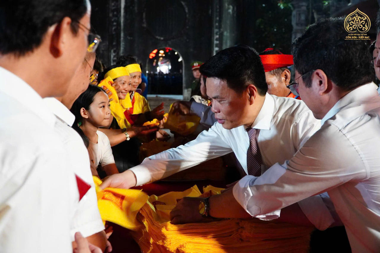 Đ&ecirc;m 26/9, Ban tổ chức Lễ hội C&ocirc;n Sơn, Kiếp Bạc - m&ugrave;a Thu năm 2026 tổ chức Lễ khai ấn v&agrave; ban ấn Đền Kiếp Bạc (ảnh Ban tổ chức)