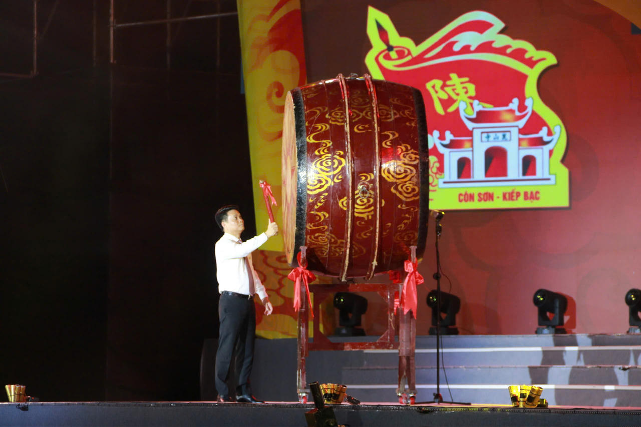 &Ocirc;ng L&ecirc; Ngọc Ch&acirc;u, B&iacute; thư Th&agrave;nh ủy Hải ph&ograve;ng thực hiện nghi thức khởi trống khai hội C&ocirc;n Sơn - Kiếp Bạc m&ugrave;a thu năm 2026 (ảnh Nguyễn Gi&aacute;p CLB Nhiếp ảnh Hải Ph&ograve;ng)