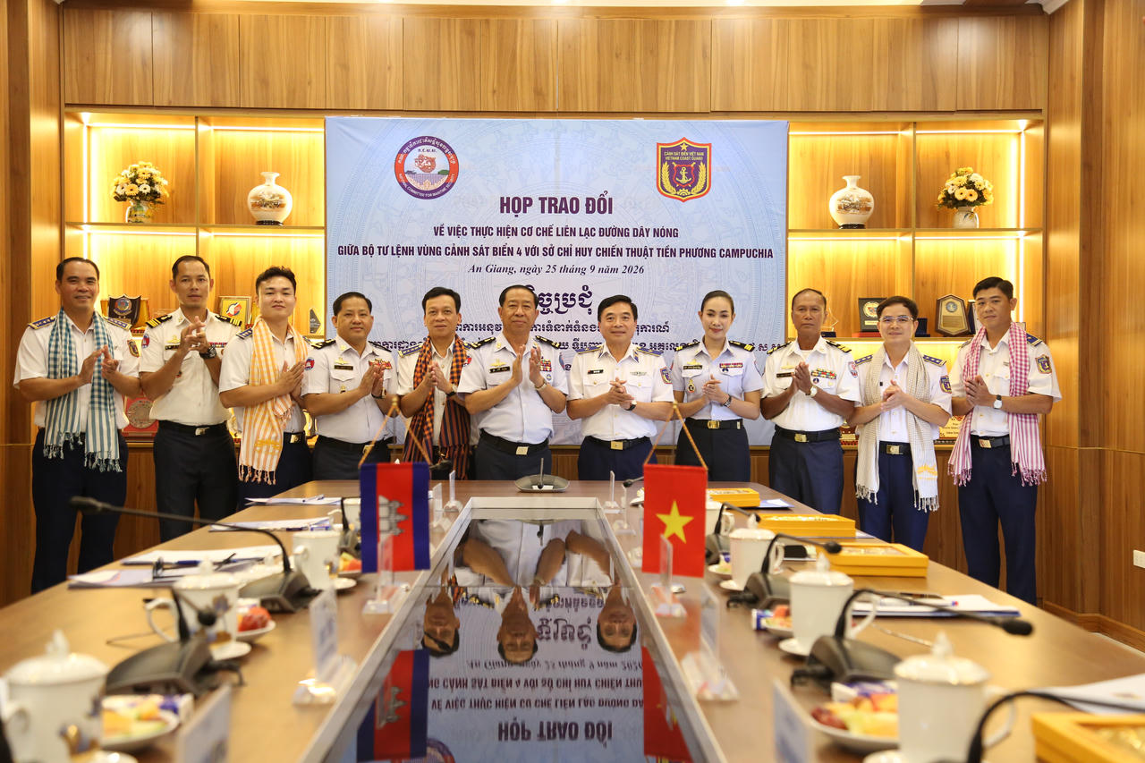 C&aacute;c đại biểu chụp ảnh lưu niệm. Ảnh: Quang Vinh