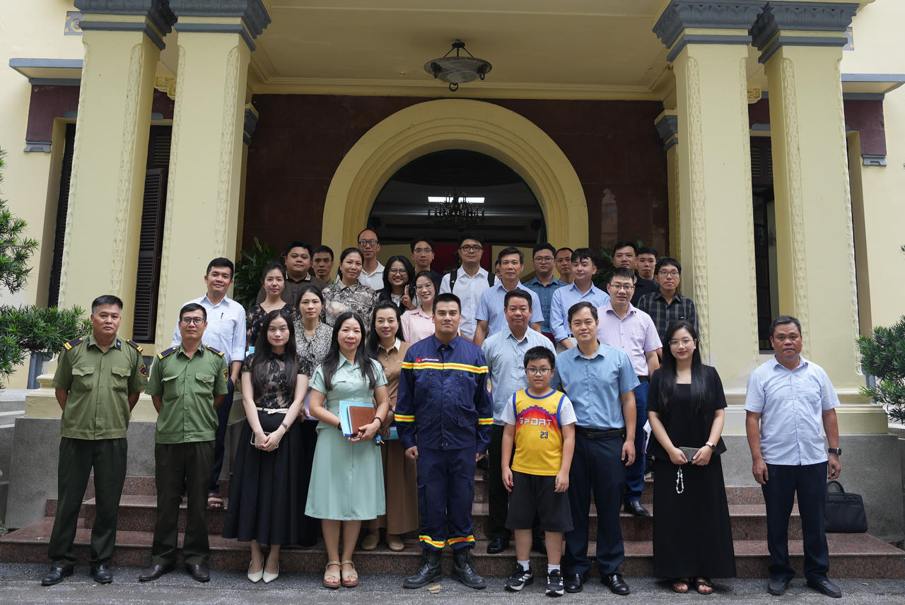 C&aacute;c đại biểu chụp ảnh lưu niệm.