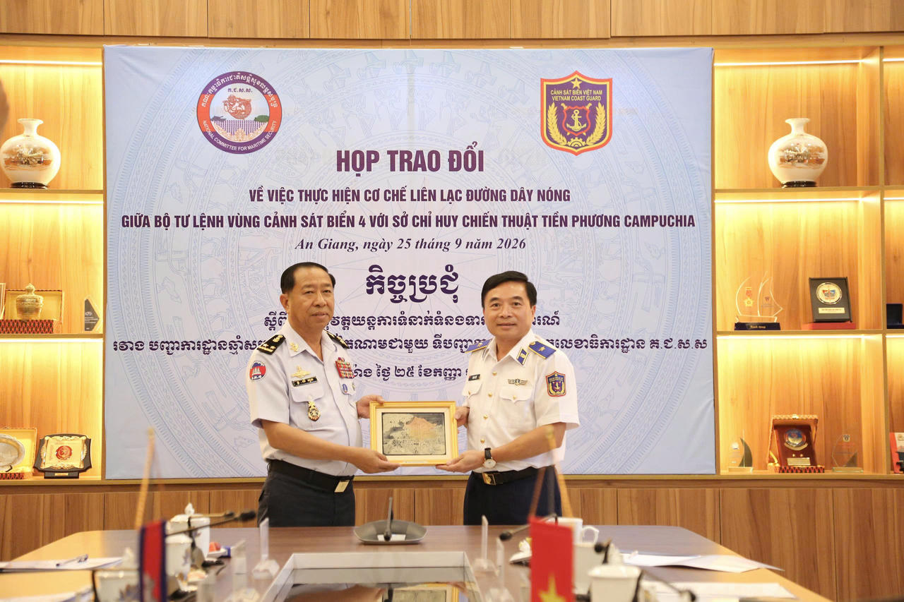 Thiếu tướng Đ&agrave;o B&aacute; Việt, Tư lệnh V&ugrave;ng Cảnh s&aacute;t biển 4 tặng qu&agrave; lưu niệm Ph&oacute; Đ&ocirc; đốc Ly Hout. Ảnh: Quang Vinh