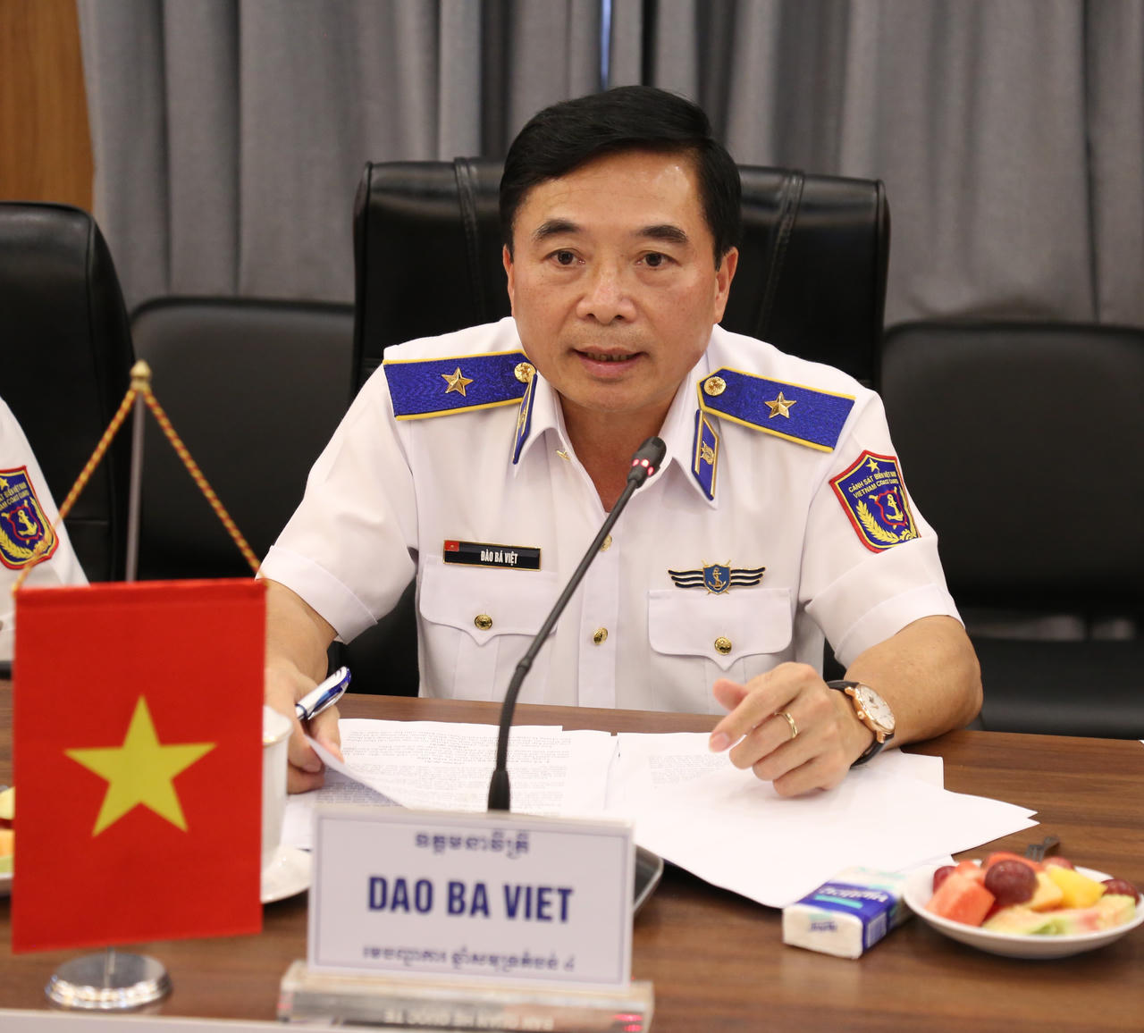 Thiếu tướng Đ&agrave;o B&aacute; Việt, Tư lệnh V&ugrave;ng Cảnh s&aacute;t biển 4 ph&aacute;t biểu tại buổi l&agrave;m việc. Ảnh: Quang Vinh