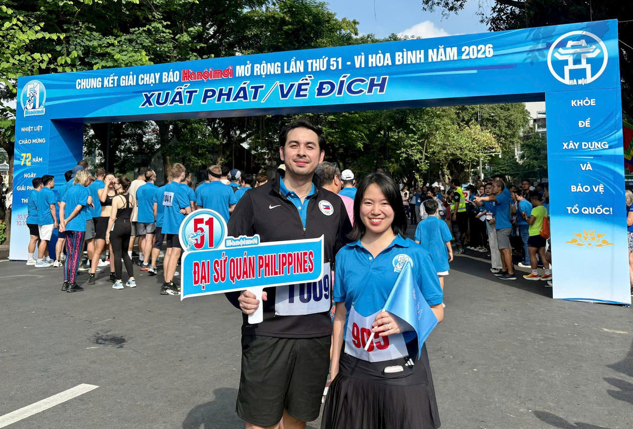 Vợ chồng Ph&oacute; Đại sứ Philippines c&ugrave;ng tham gia giải chạy (Ảnh: Ho&agrave;ng Nam).