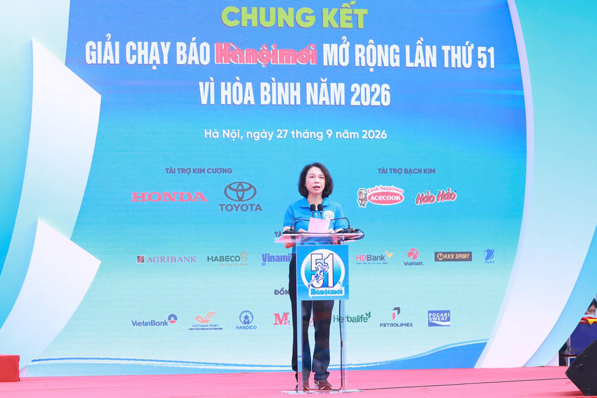 Ph&oacute; Chủ tịch UBND th&agrave;nh phố H&agrave; Nội Vũ Thu H&agrave; ph&aacute;t biểu khai mạc Giải chạy B&aacute;o H&agrave;nộimới mở rộng lần thứ 51 - V&igrave; h&ograve;a b&igrave;nh năm 2026 (Ảnh: BTC).