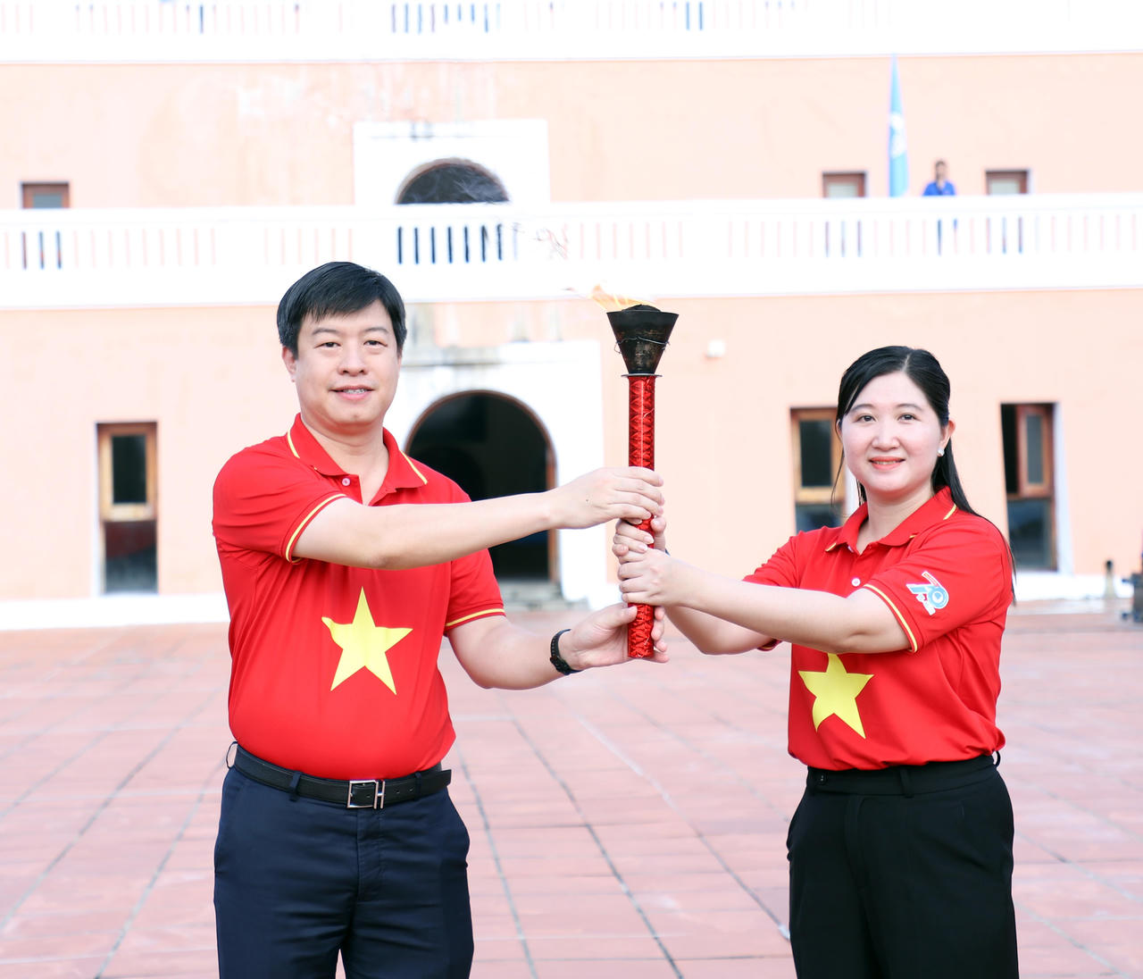 Ph&oacute; Chủ tịch thường trực T.Ư Hội LHTN Việt Nam L&ecirc; Hải Long trao ngọn lửa truyền thống cho Hội LHTN tỉnh C&agrave; Mau tại chương tr&igrave;nh. (Ảnh: Đ.H)