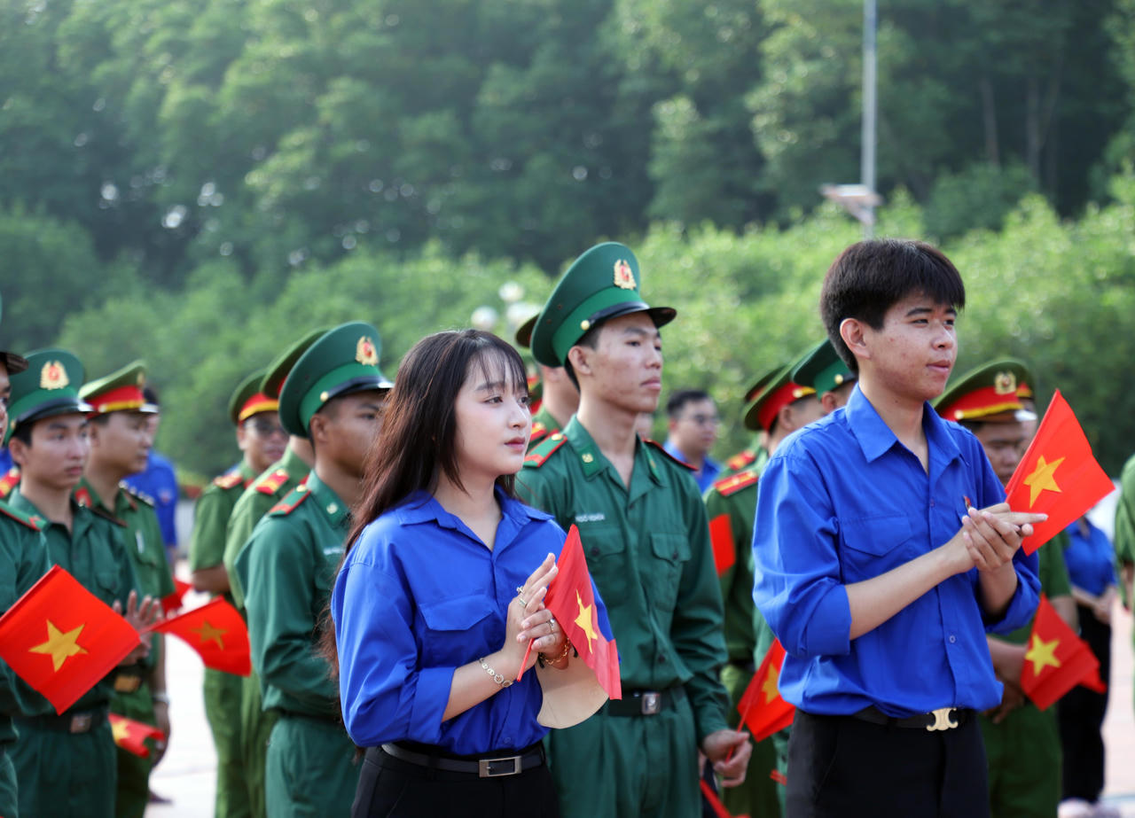 Đo&agrave;n vi&ecirc;n, thanh ni&ecirc;n C&agrave; Mau tại chương tr&igrave;nh (Ảnh: Đ.H)