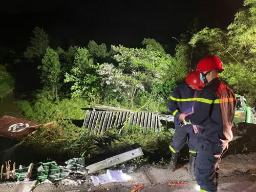 Lực lượng chức năng tiếp cận hiện trường, triển khai c&ocirc;ng t&aacute;c cứu hộ. (Ảnh: CACC)