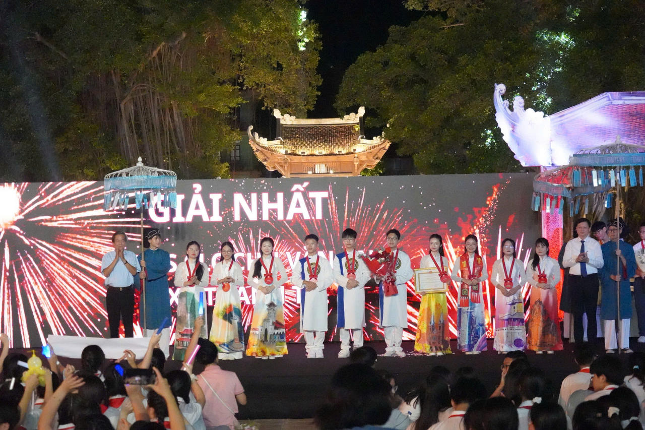 BTC trao giải cho độ đạt Giải Nhất (Ảnh: HH).