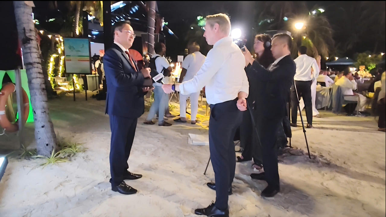 &Ocirc;ng Đinh Huy Tr&iacute;, Ph&oacute; Gi&aacute;m đốc Vườn quốc gia Phong Nha - Kẻ B&agrave;ng, trả lời phỏng vấn b&aacute;o ch&iacute; quốc tế. (Ảnh: Vườn quốc gia Phong Nha - Kẻ B&agrave;ng)