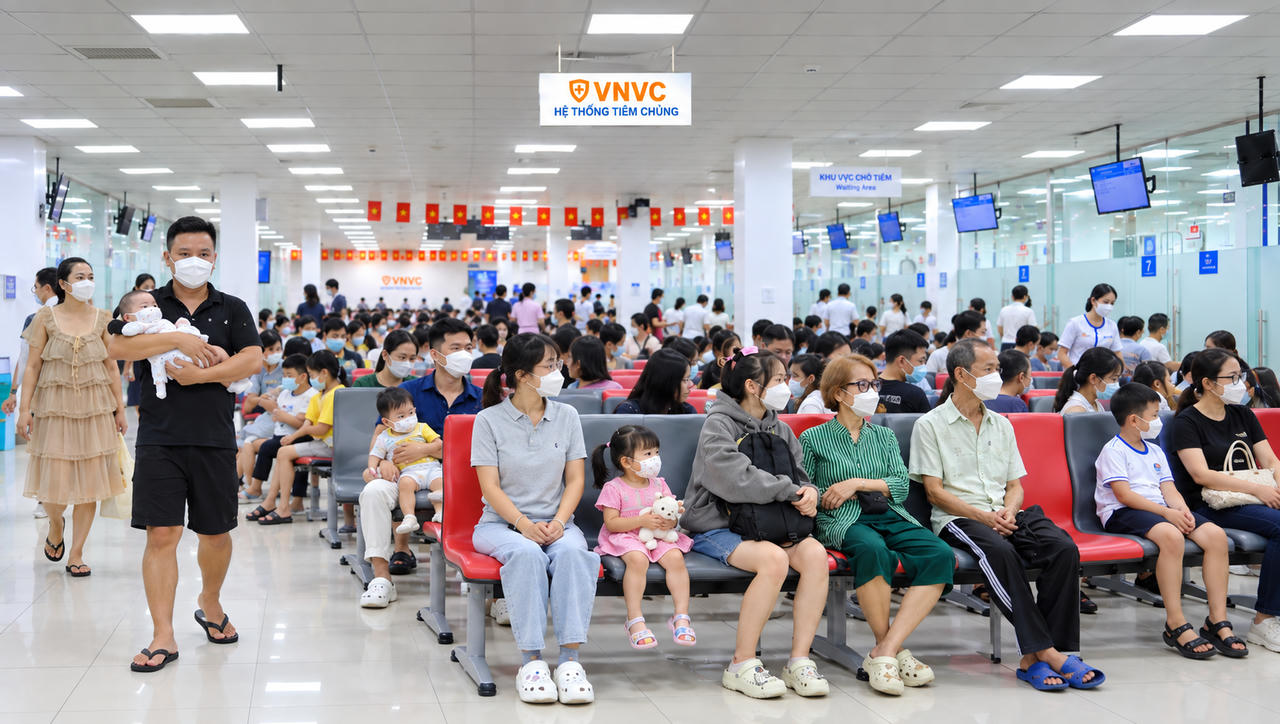 C&aacute;c phụ huynh tranh thủ đưa con em đến trung t&acirc;m VNVC để ti&ecirc;m vắc xin tay ch&acirc;n miệng trong những ng&agrave;y đầu ra mắt. Ảnh: Mộc Thảo