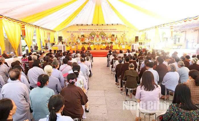 Lễ cầu si&ecirc;u v&agrave; thả hoa đăng tưởng niệm c&aacute;c Anh h&ugrave;ng liệt sĩ nh&acirc;n kỷ niệm 60 năm Ng&agrave;y hy sinh của Mười nữ d&acirc;n qu&acirc;n ph&aacute;o ph&ograve;ng kh&ocirc;ng Lam Hạ. Ảnh: B&aacute;o Ninh B&igrave;nh