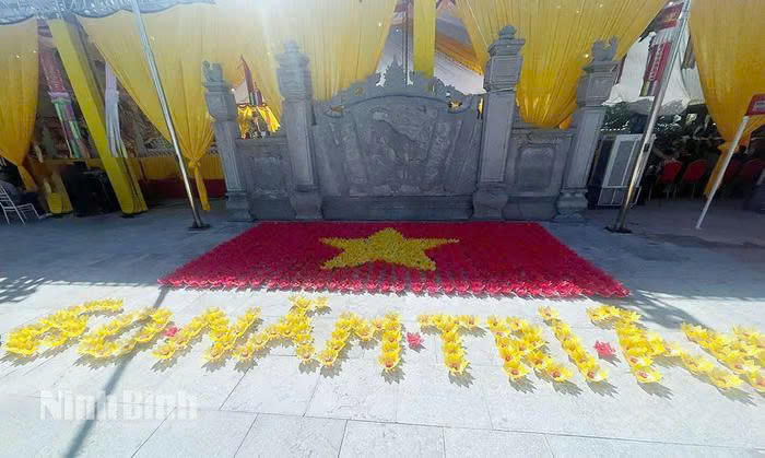 Những ngọn nến trang tr&iacute; với khu&ocirc;n h&igrave;nh kỷ niệm 60 năm Ng&agrave;y hy sinh của Mười nữ d&acirc;n qu&acirc;n ph&aacute;o ph&ograve;ng kh&ocirc;ng Lam Hạ. Ảnh: B&aacute;o Ninh B&igrave;nh
