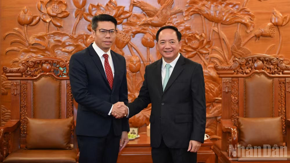 Đồng ch&iacute; Trịnh Văn Quyết vui mừng đ&oacute;n tiếp Đo&agrave;n Ban Tuy&ecirc;n huấn Trung ương Đảng Nh&acirc;n d&acirc;n c&aacute;ch mạng L&agrave;o do đồng ch&iacute; Sakhone Phommalath, Ph&oacute; Trưởng ban dẫn đầu. Ảnh: nhandan.vn