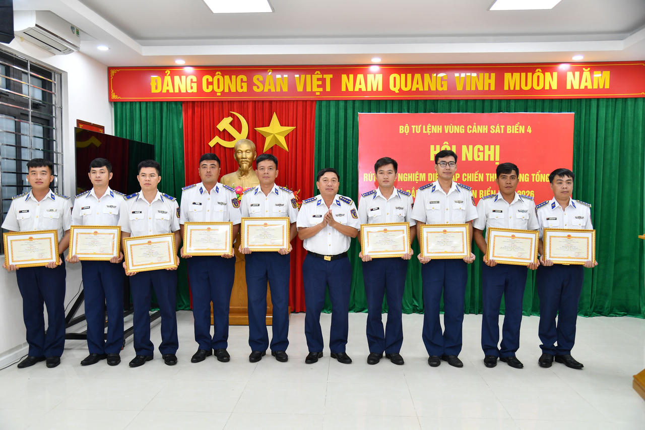 Đại t&aacute; Trần Nguy&ecirc;n Lai - Ph&oacute; Tư lệnh, Tham mưu trưởng Bộ Tư lệnh V&ugrave;ng Cảnh s&aacute;t biển 4 trao tặng Giấy khen cho c&aacute;c tập thể, c&aacute; nh&acirc;n đạt th&agrave;nh t&iacute;ch xuất sắc. Ảnh: Đức Th&aacute;i